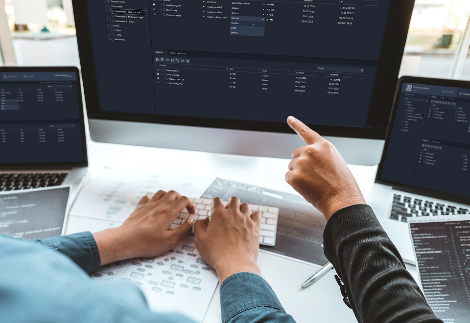 Инженеры работают с интерфейсом управления
