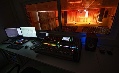  (Актовый зал школы №21 г. Серов)